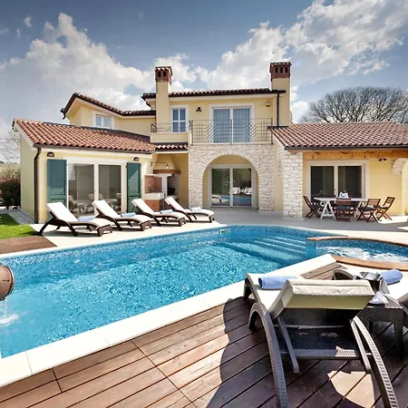 Santa Domenica Near Porec With Play Room, Beautiful Tavern & Garden Βίλα *
