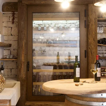 Βίλα Santa Domenica Near Porec With Play Room, Beautiful Tavern & Garden Labinci