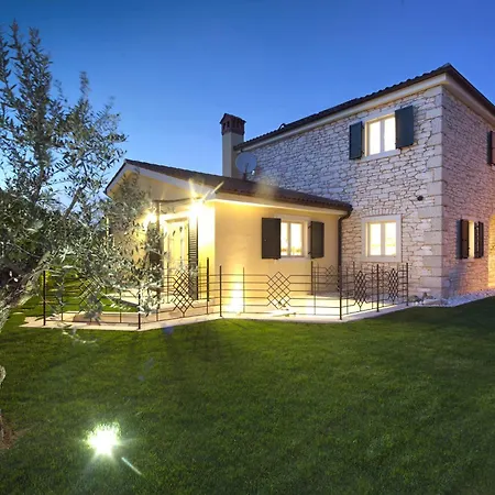 Santa Domenica Near Porec With Play Room, Beautiful Tavern & Garden Βίλα
