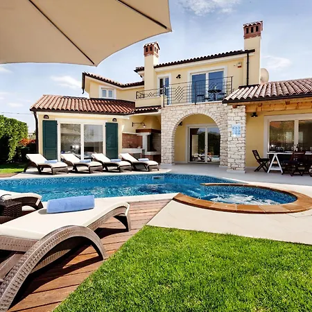 Βίλα Santa Domenica Near Porec With Play Room, Beautiful Tavern & Garden Labinci
