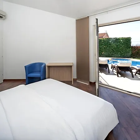 Santa Domenica Near Porec With Play Room, Beautiful Tavern & Garden Βίλα