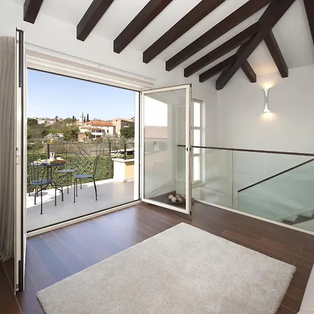Βίλα Santa Domenica Near Porec With Play Room, Beautiful Tavern & Garden Labinci