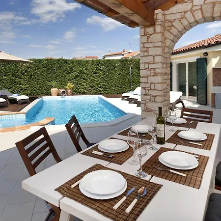 Βίλα Santa Domenica Near Porec With Play Room, Beautiful Tavern & Garden *
