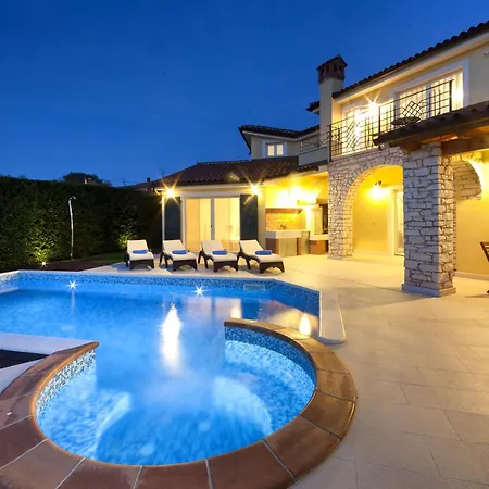 Βίλα Santa Domenica Near Porec With Play Room, Beautiful Tavern & Garden Labinci